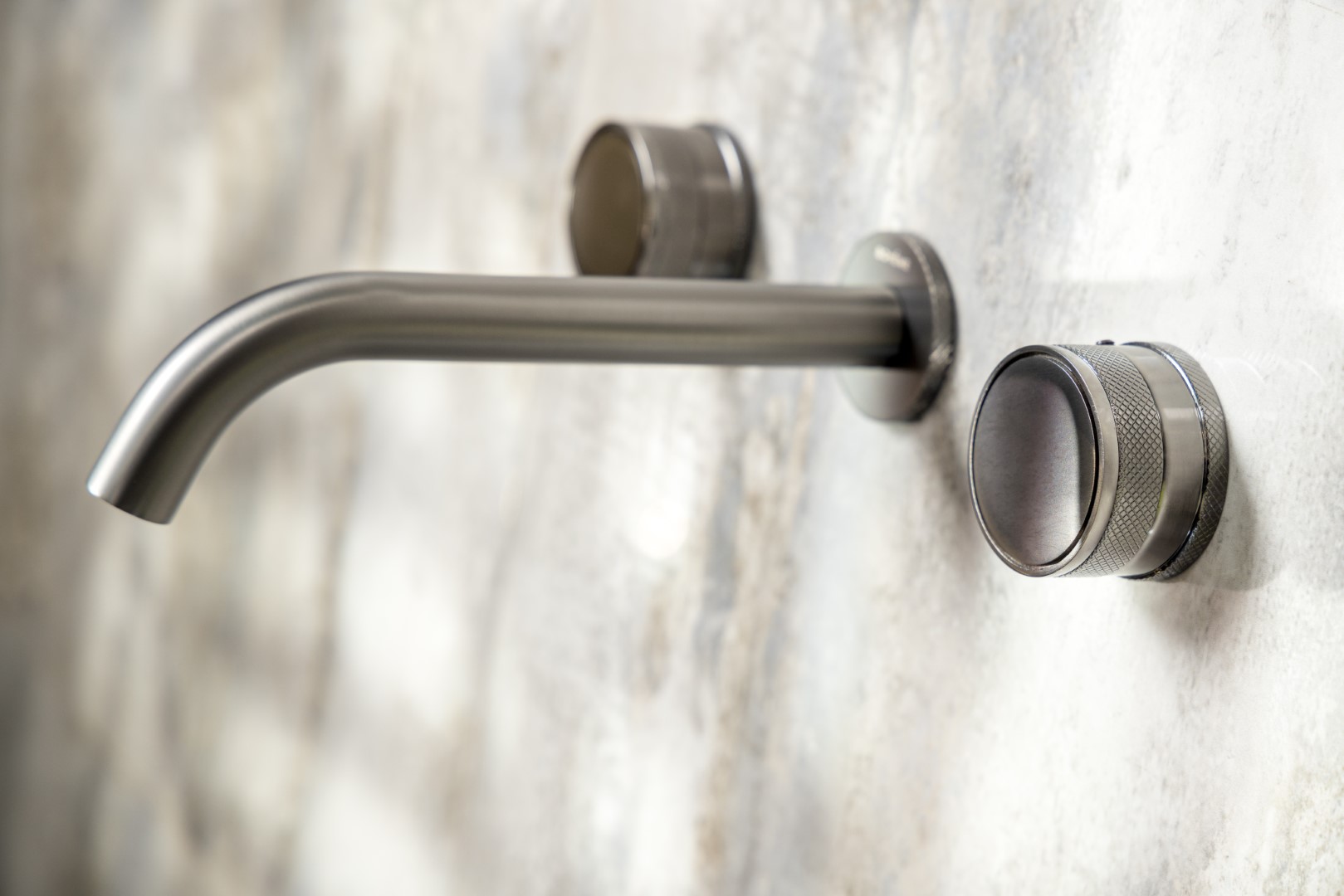 Смеситель для раковины настенный  на 3 отверстия boheme prestige 152-2-gm-pr оружейная сталь