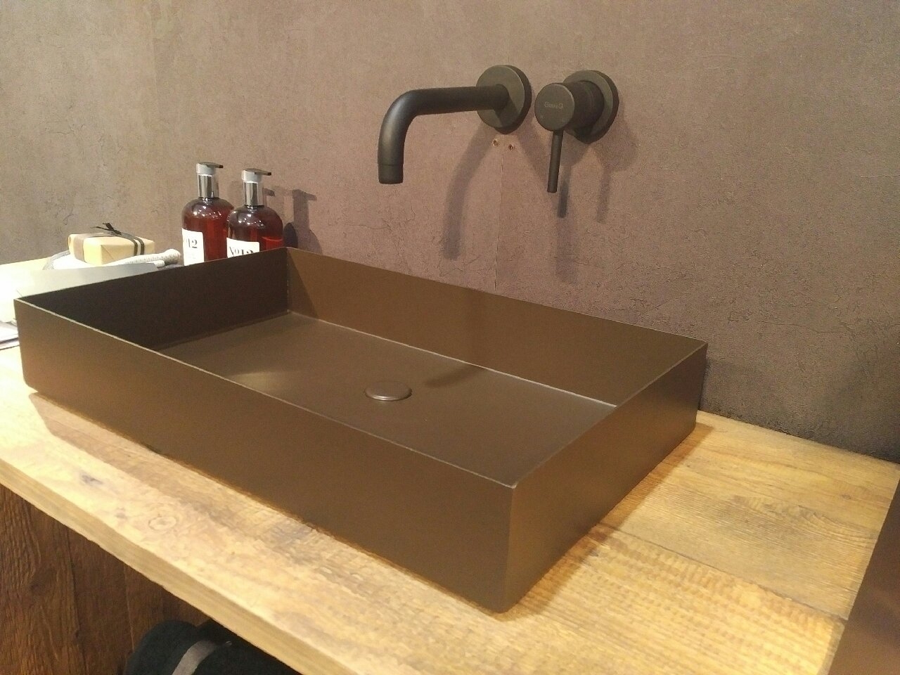 Giulini futuro f6520-15no смеситель для раковины из стены, излив 150 мм, цвет черный матовый