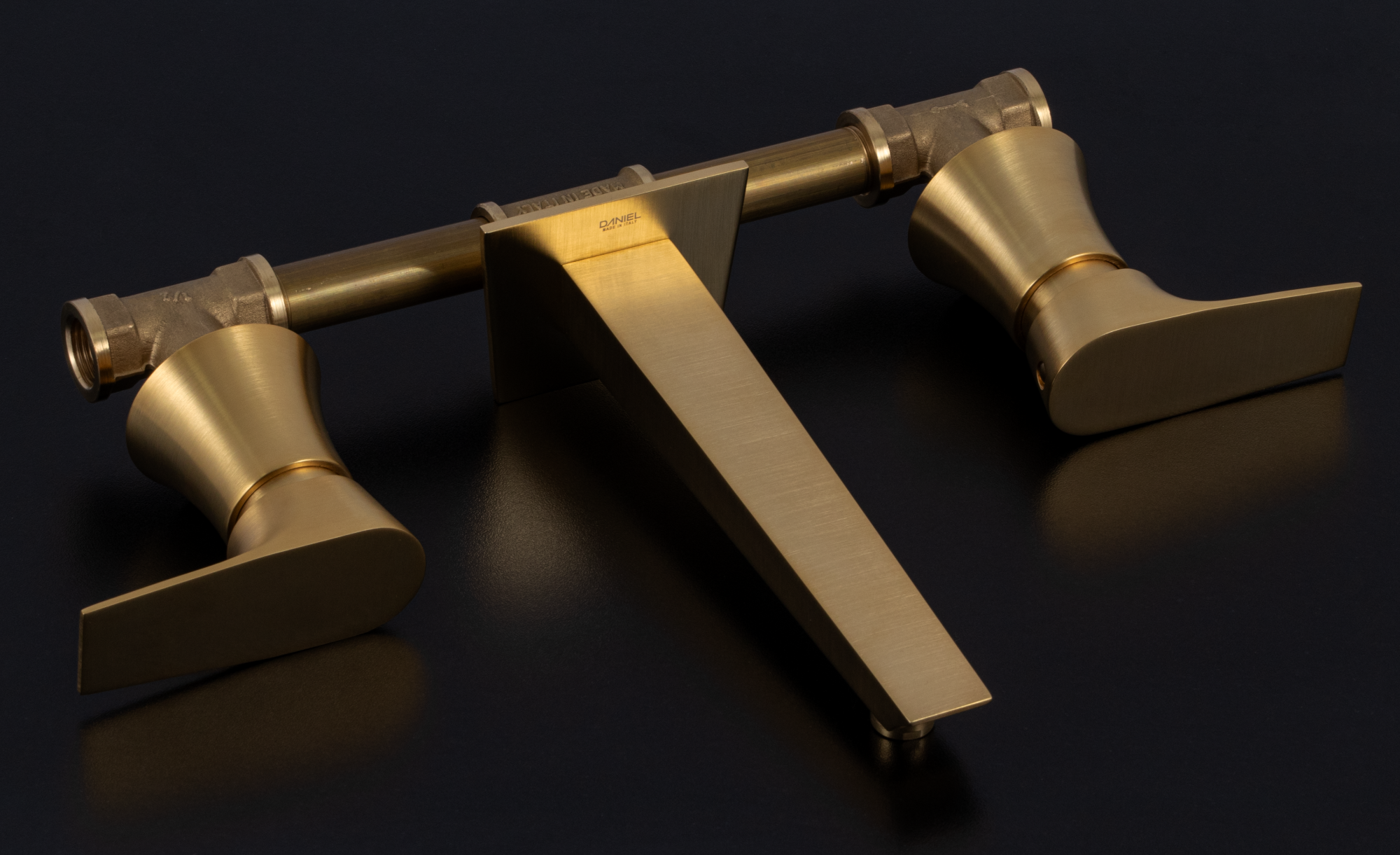 Смеситель для раковины daniel diva dv5022dp, золото брашированное